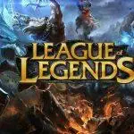 Imagen promocional del videojuego League of Legends, que muestra a varios campeones en un entorno de batalla épico, con efectos visuales de magia y acción, destacando el logotipo del juego en el centro.