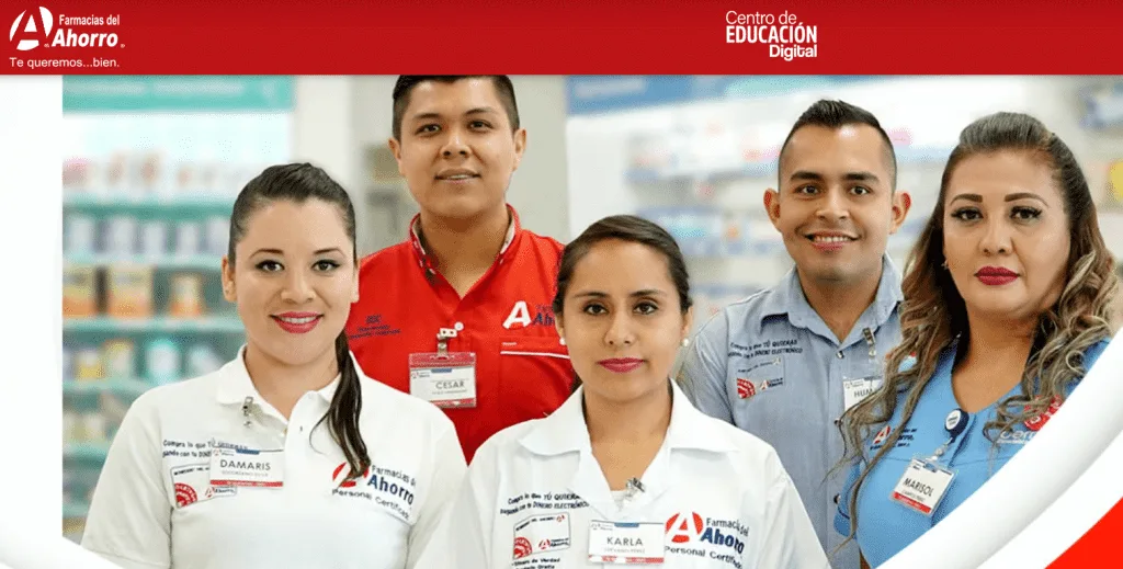 Grupo de empleados de Farmacias del Ahorro en un entorno de trabajo, sonriendo y posando para la foto. La imagen muestra a cinco profesionales en uniformes, destacando su compromiso con la atención al cliente y el servicio en el sector farmacéutico.
