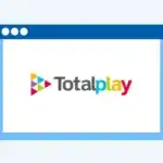 Logotipo de Totalplay en una interfaz digital, rodeado de íconos que representan servicios de telecomunicaciones como control remoto y cursor. Ideal para ilustrar servicios de internet y televisión.