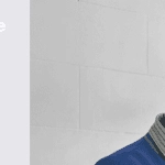 Pantalla de inicio de sesión de AG College, donde un estudiante sonríe mientras ingresa su usuario y contraseña en un entorno académico.