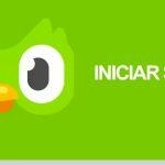 Pantalla de inicio de sesión de la aplicación Duolingo con un fondo verde y el logo de un búho en la parte izquierda, que invita a los usuarios a iniciar sesión en su cuenta para aprender idiomas.