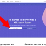 Página de inicio de Microsoft Teams con un mensaje de bienvenida y opciones para iniciar sesión o descargar la aplicación. Se destacan imágenes de personas en círculos y un fondo colorido.