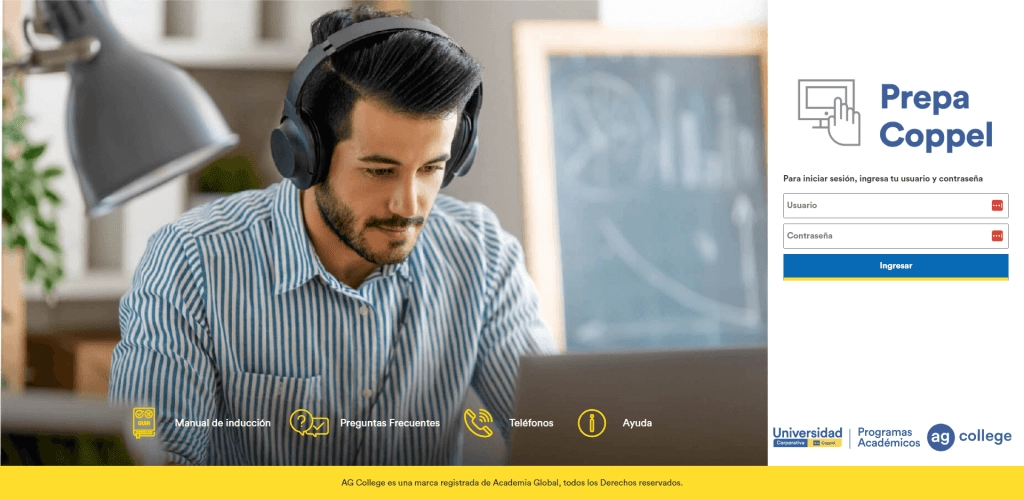 Hombre con auriculares sentado frente a una computadora en un entorno de estudio, accediendo a la plataforma Prepa Coppel, que muestra campos para usuario y contraseña, con opciones de ayuda y contacto en la parte inferior.