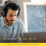 Hombre con auriculares sentado frente a una computadora en un entorno de estudio, accediendo a la plataforma Prepa Coppel, que muestra campos para usuario y contraseña, con opciones de ayuda y contacto en la parte inferior.