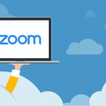 Laptop en la nube con el logo de Zoom, representando la conectividad y las videoconferencias en línea. Ideal para resaltar la importancia de las plataformas de comunicación digital.