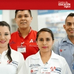 Grupo de empleados de Farmacias del Ahorro en un entorno de trabajo, sonriendo y posando para la foto. La imagen muestra a cinco profesionales en uniformes, destacando su compromiso con la atención al cliente y el servicio en el sector farmacéutico.