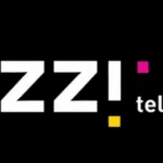 Logo de izzi telecom sobre fondo negro, que presenta un diseño moderno con letras blancas y elementos de color en tonos vivos.