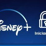 Logo de Disney+ junto al icono de un candado y la opción para iniciar sesión, sobre un fondo azul oscuro.