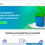 Imagen de la página principal de Kueski Pay, que destaca la opción de pagar en quincenas. Muestra un diseño colorido con un fondo azul y verde, y un gráfico de un pastel en una maceta, simbolizando el cumplimiento de propósitos. Incluye un botón para crear una cuenta y un mensaje sobre la facilidad de uso de la plataforma.