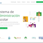 Sistema de administración escolar Saeko que organiza la información de instituciones educativas y automatiza procesos en áreas de control escolar, finanzas y operación, con imágenes de interfaz y usuarios.